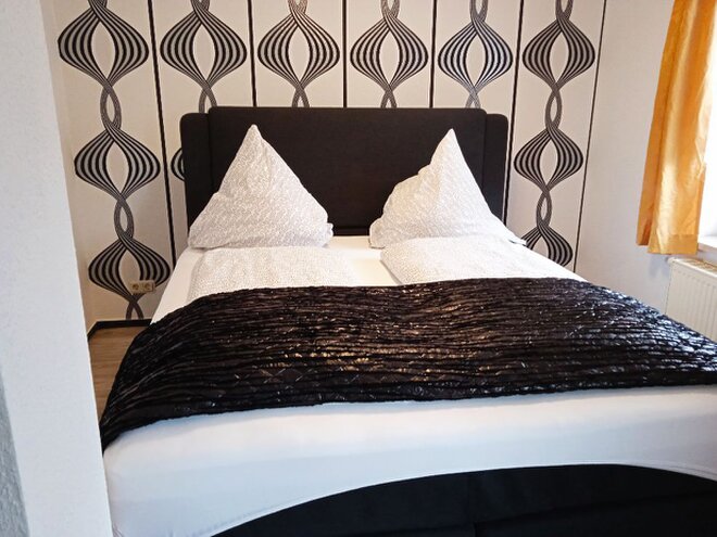 Gemütliches Hotelzimmer mit Boxspringbett